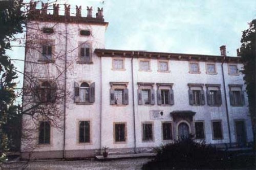Tra i beni storico-artistici degni di nota va citata Villa La Zambonina, isolata nella campagna, vic